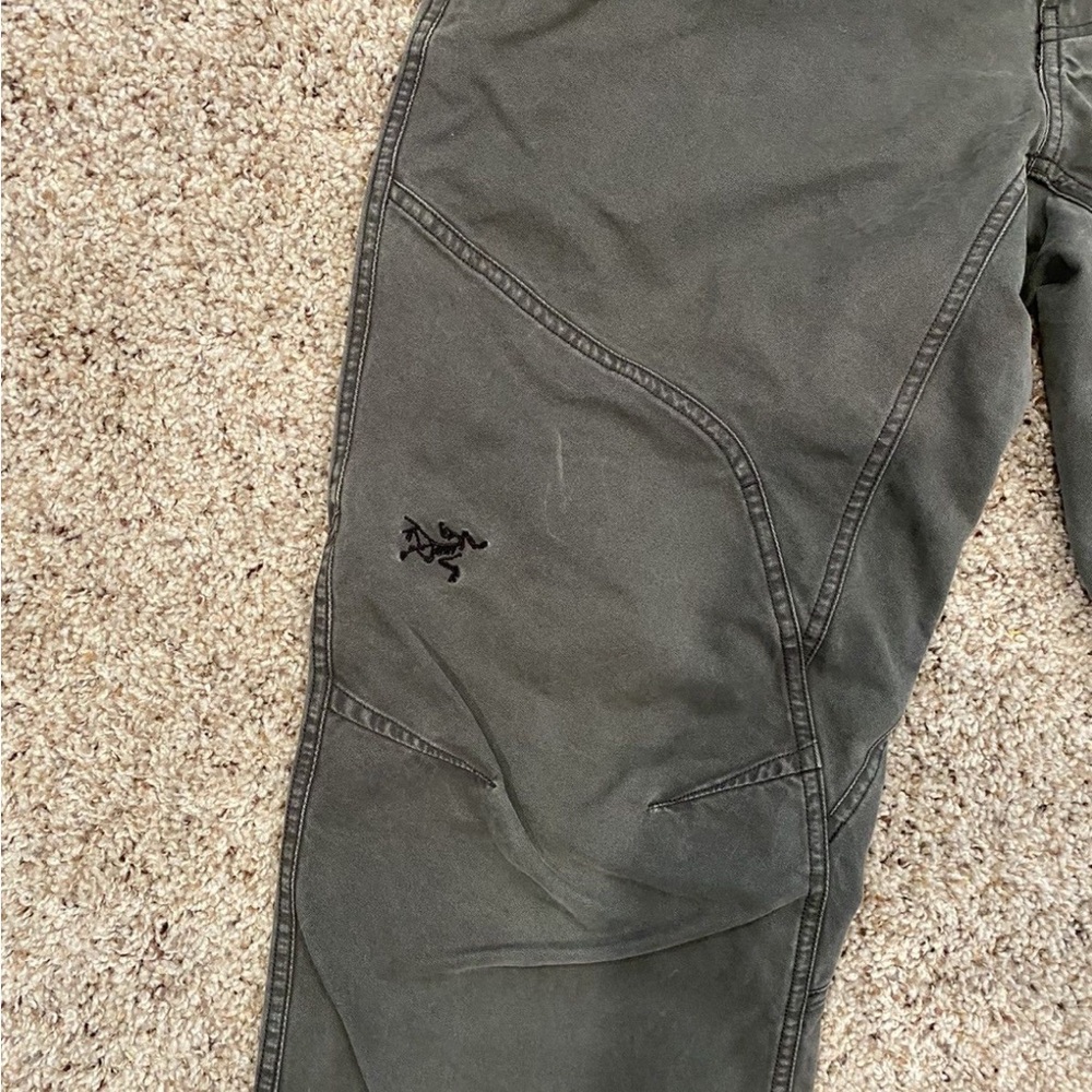 Arc'teryx Men's Dark Gray Cargo Pants - Picture 2 of 6